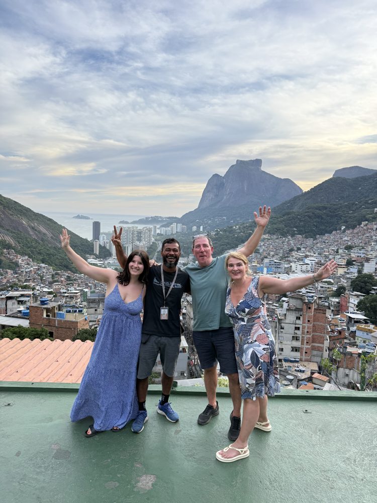 Bruce avec des voyageurs à la Rocinha