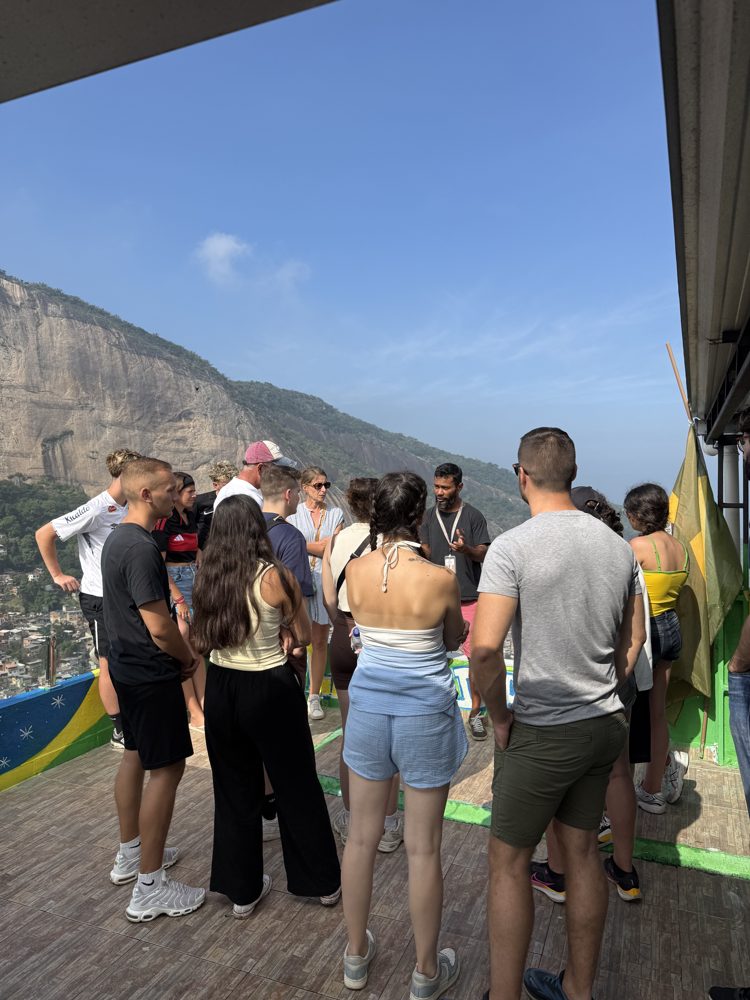 Groupe de voyageurs avec Bruce à Pedra Bonita