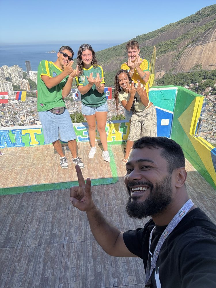 Bruce avec un groupe à la Rocinha