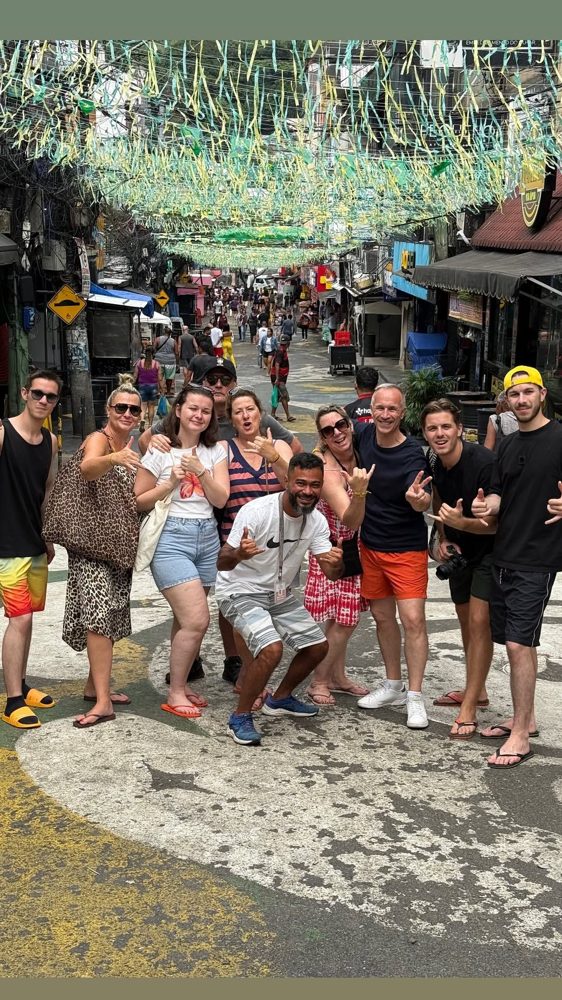 Bruce avec un groupe dans les rues de la Rocinha