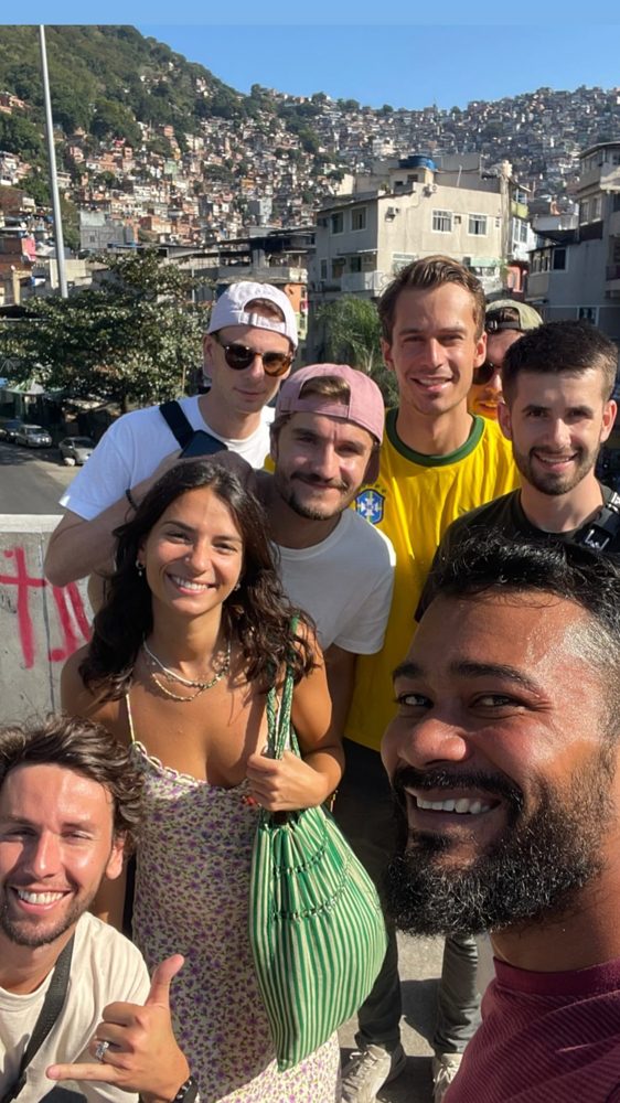Bruce avec des voyageurs à la Rocinha